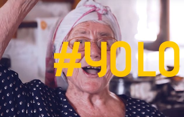 Let's do it Χαρίλαε! Η Κρητικιά γιαγιά Μαρίκα έγινε viral (video)