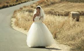 Θα... πληρώνει τη νύφη όποιος την εγκαταλείπει!!!