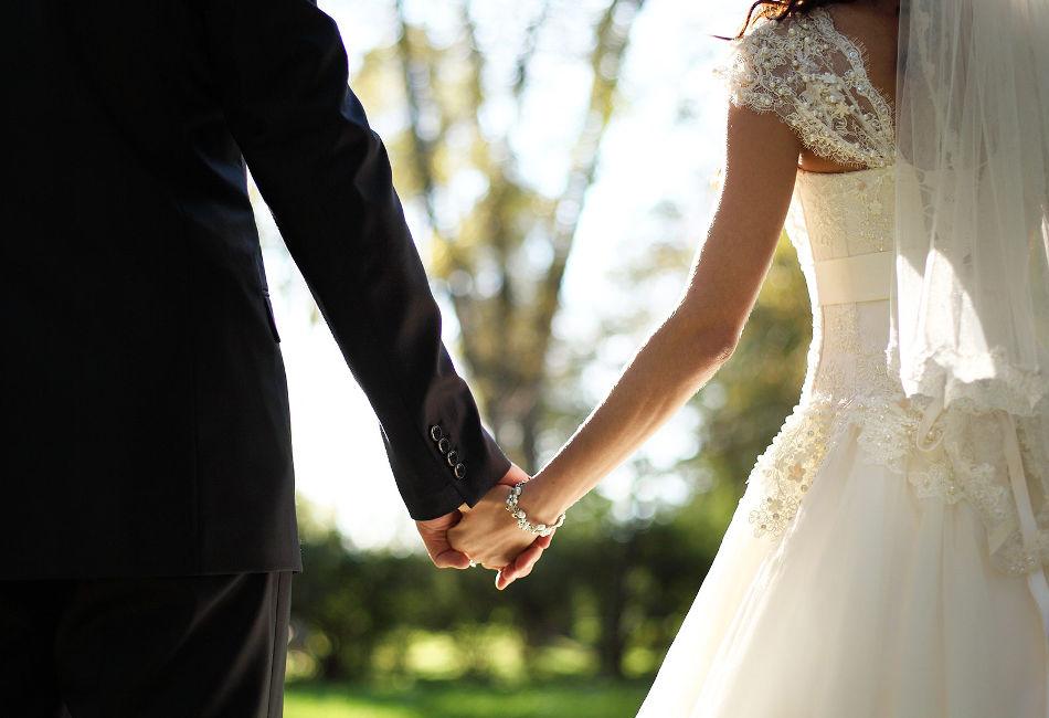 Μοναδικό… Ο παπάς έδειρε τον κουμπάρο!!!