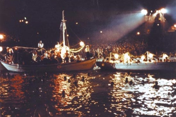 Γιατί το 1983 μαζεύτηκαν 70.000 άνθρωποι στην πλαζ της Βουλιαγμένης; (video)