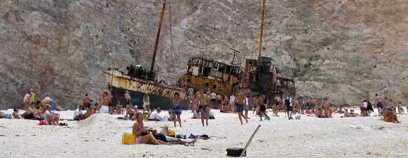 Φεύγει το πλοίο-σύμβολο απ’ το «Ναυάγιο» της Ζακύνθου