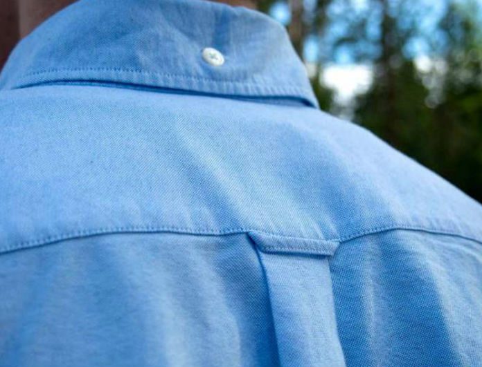 Γιατί υπάρχει η μικρή θηλιά στο πίσω μέρος του πουκάμισου;