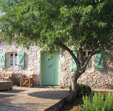 Κουβέντα στην αυλή…