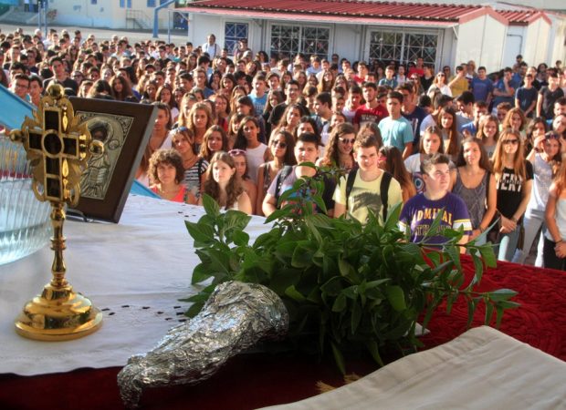 Τέλος η πρωινή προσευχή στα σχολεία… μ’ εντολή Φίλη!!!