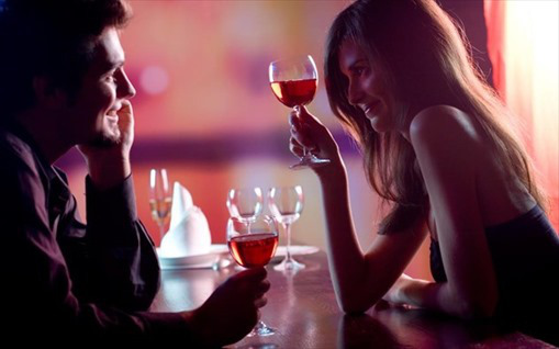 Λίγοι καλοί φίλοι, μια ζεστή αγκαλιά κι ένα ποτήρι κρασί…