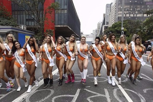 Οι «Μις Οπίσθια» πόζαραν ως ο Χριστός και οι 12 Απόστολοι!!! (foto & video)