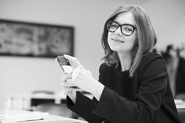 Άνω-κάτω η Ουκρανία με τις γυμνές φωτογραφίες 24χρονης υπουργού!!!