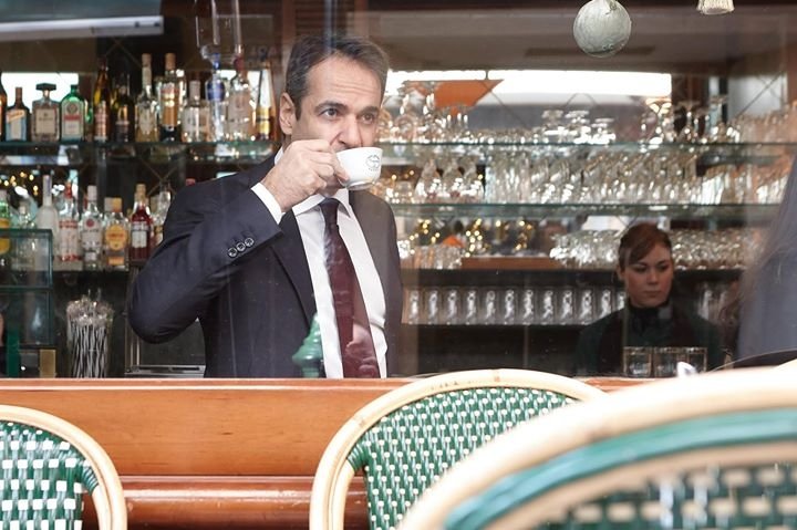 Ο Κυριάκος… κερνάει καφέ, εξουσίας!!!