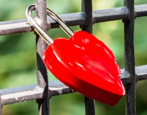 Το Δημόσιο ανήμερα του Αγίου Βαλεντίνου «ερωτεύεται»… και βάζει λουκέτο!!!
