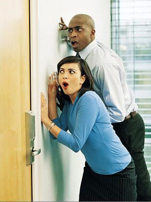 Η οκυτοκίνη, η γνωστή και ως ορμόνη της αγάπης, ελευθερώνεται σε μεγάλες ποσότητες στο κουτσομπολιό…