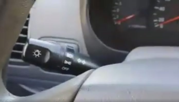 ΠΟΛΥ ΓΕΛΙΟ: Κρητικός εξηγεί πώς λειτουργεί το… φλας (video)