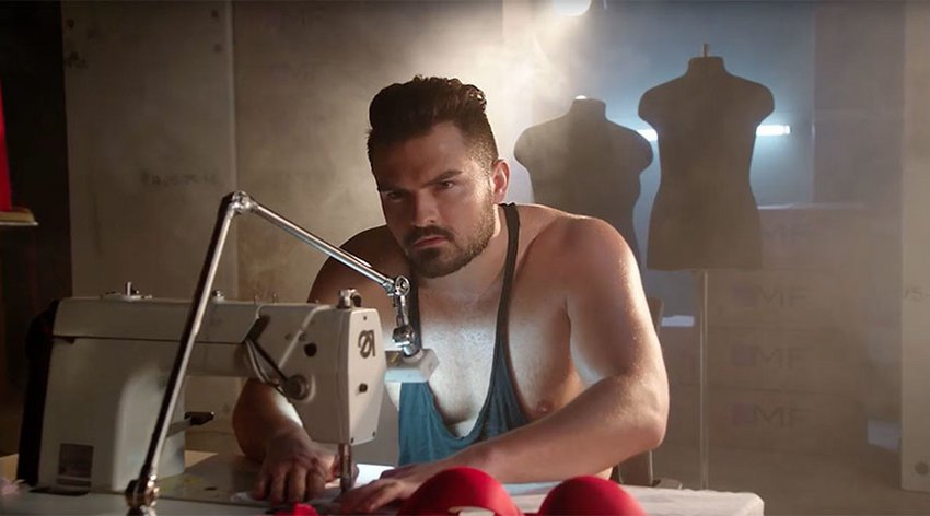 Ημίγυμνοι «εργάτες», που σκανδαλίζουν, φτιάχνουν γυναικεία εσώρουχα… (video)