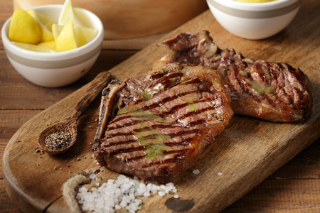 Μπριζόλες µοσχαρίσιες µε σάλτσα λαδορίγανης...