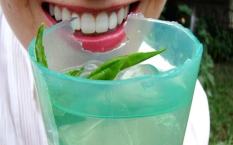 Ποτήρια που τρώγονται λύνουν το πρόβλημα των πλαστικών σκουπιδιών