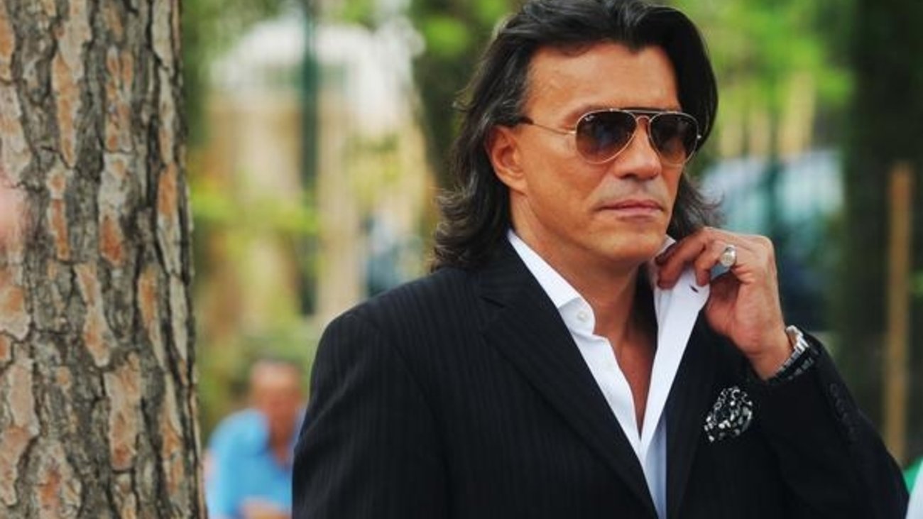 Ο Ψινάκης ανέβηκε στην καρέκλα για να βγάλει φωτογραφία με τον Αργύρη Καμπούρη (foto)