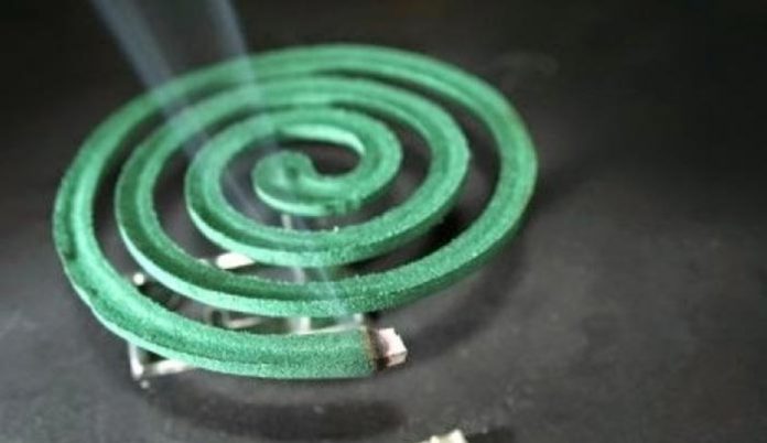 Απίστευτο: Από τι φτιάχνεται το φιδάκι που ανάβετε για τα κουνούπια. Δεν θα το ξανανάψετε…