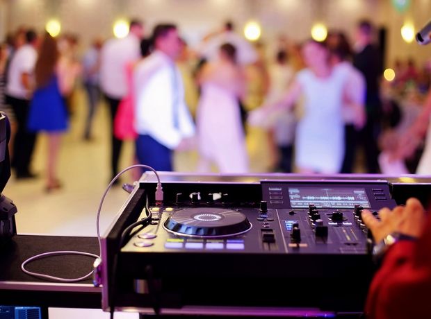 10 τραγούδια που έχουμε βαρεθεί ν' ακούμε στους γάμους…