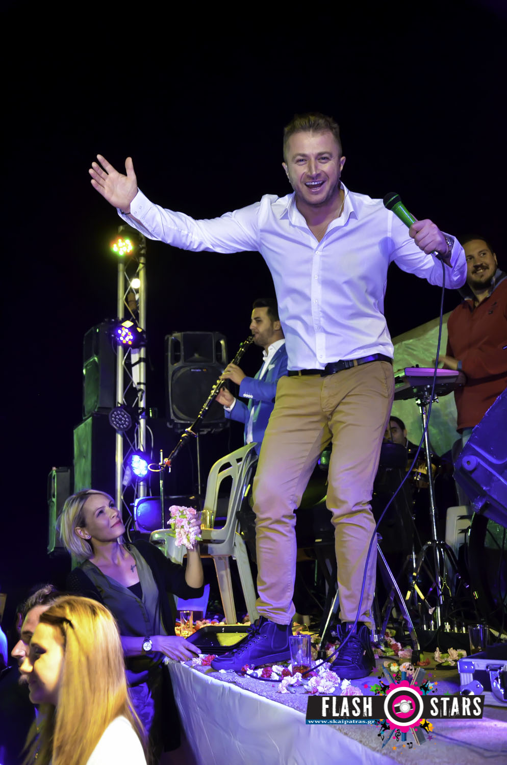 Αχ, αυτά «Τα στέφανα»!!! Έδωσαν 1.000 ευρώ για ένα τραγούδι και τα κρέμασαν στο κλαρίνο του οργανοπαίχτη… (video)