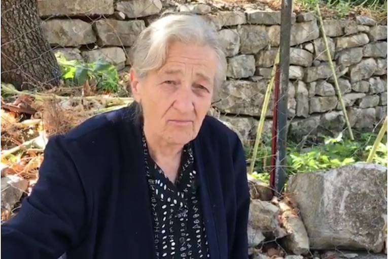 Η φοβερή γιαγιά των Πετραλώνων ξαναχτυπά… «…θα πεθάνει η γιαγιά με τη σύνταξη»!!! (video)