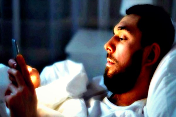 Τι είναι το «μπλε φως» και γιατί κάνει κακό στα… μάτια μας;