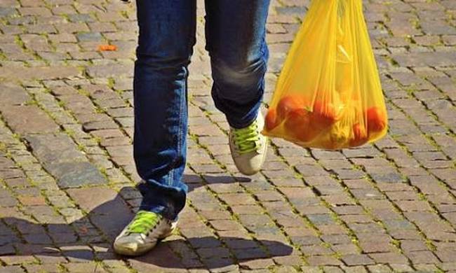 Τέλος οι δωρεάν πλαστικές σακούλες. Πόσο θα κοστίζει από 1 Ιανουαρίου του 2018…