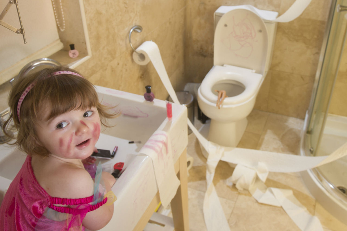 12 συμπεριφορές ενός νηπίου που μας κάνουν να θέλουμε να πιούμε όλη την κάβα του σπιτιού…