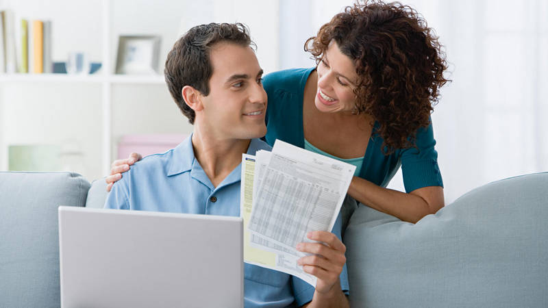 Σύζυγοι με κοινό τραπεζικό λογαριασμό και χρέη στην Εφορία...