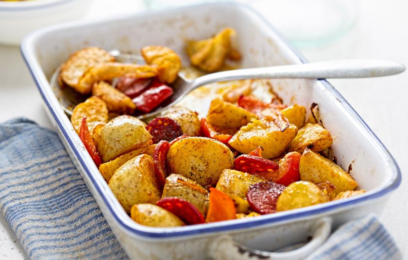 Φουρνιστές πατάτες με πιπεριές Φλωρίνης και χωριάτικο λουκάνικο…