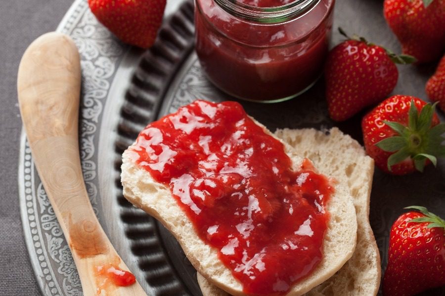 Πόσο κακό σου κάνει το ψωμί με τη μαρμελάδα;