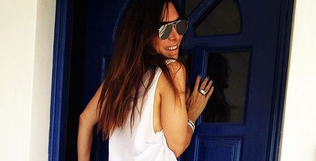 Η Μάγκυ Χαραλαμπίδου δείχνει τα οπίσθιά της και ζητά τη... βοήθεια του κοινού! (foto)