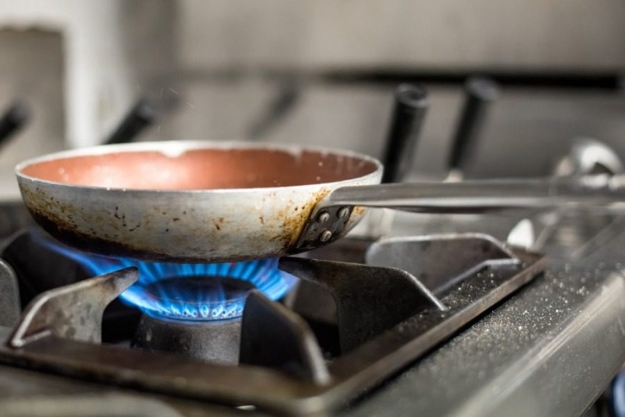 Αυτό είναι το πιο συχνό λάθος που κάνετε όταν καθαρίζετε ένα τηγάνι…