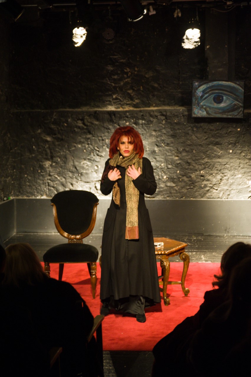 «Κόκκινη μνήμη», 2ος χρόνος… της Πολύνας Γκιωνάκη στο Θέατρο Αλκμήνη