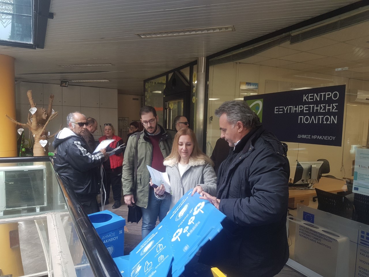 Δήμος Ηρακλείου Αττικής: Πάνω από 400 μπλε οικιακοί κάδοι μοιράστηκαν στους κατοίκους 
