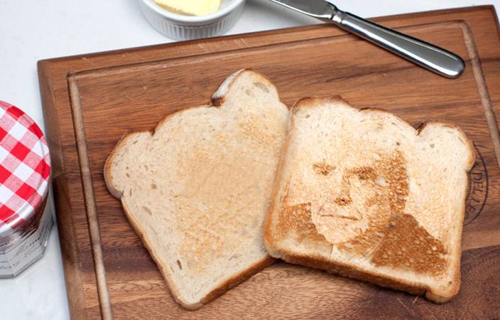 Δέος και συγκίνηση: Η μορφή του Ανδρέα Παπανδρέου εμφανίστηκε σε φρυγανιά του Αλέξη Τσίπρα!!!