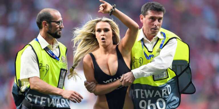 Μια ξανθιά, που έβαλε φωτιά!!! Αυτή, κέρδισε Τότεναμ & Λίβερπουλ μαζί... (foto)