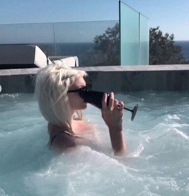 Η Τζούλια, οι πατάτες, το δείγμα μπικίνι & η σαμπάνια!!!