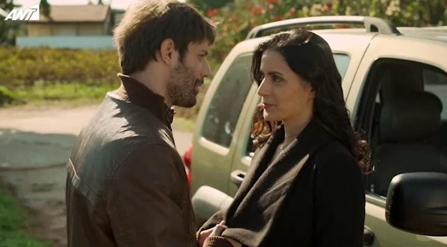 Το Καφέ Της Χαράς: Η Βάλια ο Μάνος & το παθιασμένο φιλί...