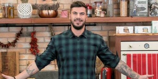 Συνταγή για βρώσιμη μάσκα θα παρουσιάσει στην ενημέρωση των 18.00 ο Άκης Πετρετζίκης