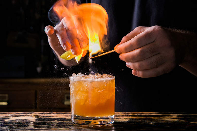 Πρώην αναρχικός που έγινε μπάρμαν δεν μπορεί να σταματήσει να πετάει τα κοκτέιλ στους πελάτες!!!