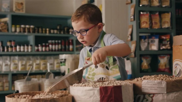 Γιατί όλοι μιλούν γι' αυτό το συγκινητικό σποτάκι με το απίθανο παιδάκι «καταστηματάρχη»;