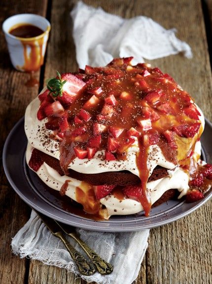 Κέικ σοκολάτας με γέμιση μους ταχινιού και καραμέλα