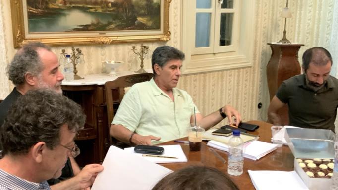 Ο Γιάννης Μπέζος δίνει το σύνθημα – «Παρουσιάστε» η νέα σειρά του ΑΝΤ1