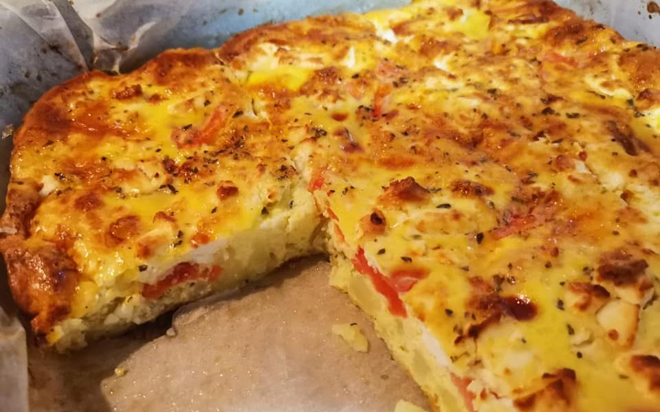 Αφράτη ομελέτα φούρνου με τρία υλικά - Θρεπτική και χορταστική, με υλικά που έχεις ήδη στο ψυγείο σου