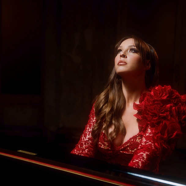 Χριστίνα Μάνη: Η ταλαντούχα μουσικός που έρχεται από το Χόλυγουντ και εντυπωσιάζει με τη μουσική της 