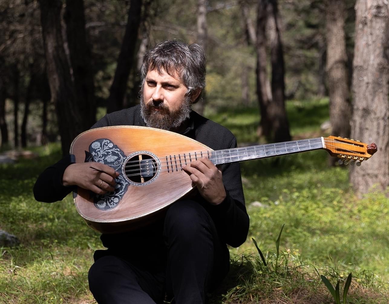 Ο Γιώργης Μανωλάκης στη Σφίγγα, από 18/11 για τρία Σάββατα 