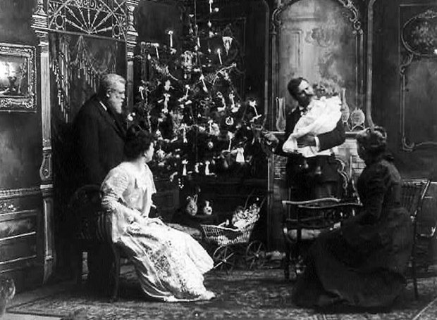 Η ιστορία του Χριστουγεννιάτικου Δέντρου… Πότε άναψε το πρώτο με φωτάκια!!!