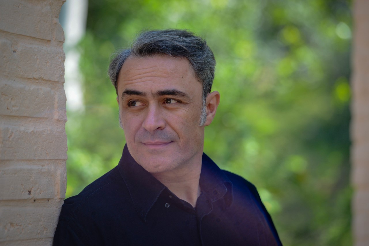 Θανάσης Κουρλαμπάς: «Ο ηθοποιός είναι εργάτης των συναισθημάτων και των αισθήσεων», συνέντευξη στον Παύλο Ανδριά