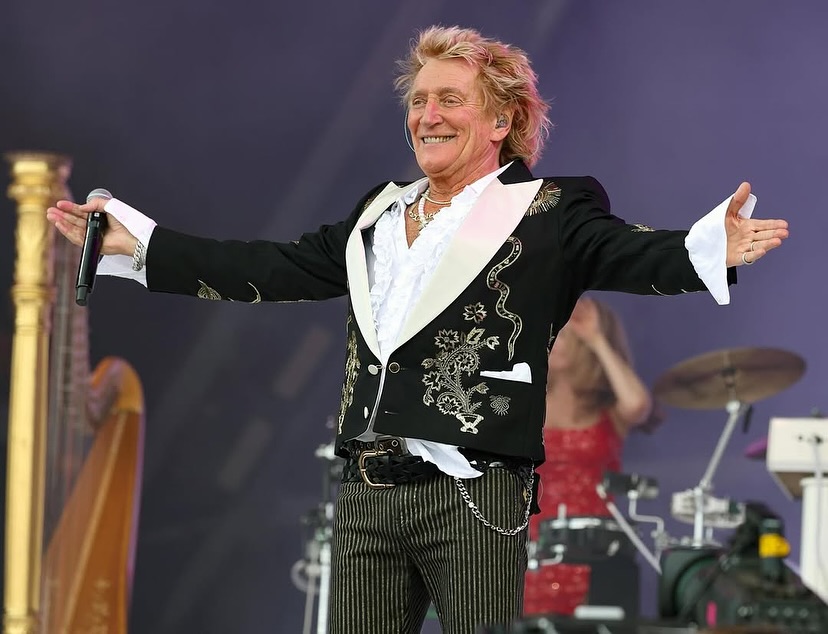 Ο Rod Stewart με τον κιθαρίστα των Rolling Stones στη σκηνή του Glastonbury