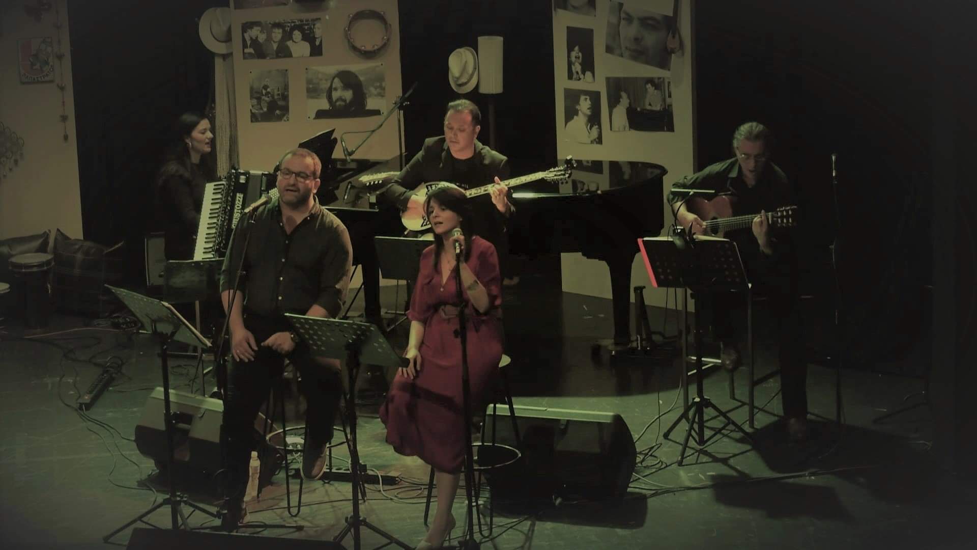 «Μια νύχτα στις μπουάτ»: Μια νοσταλγική μουσικό-θεατρική διαδρομή στα στενά της Πλάκας τη δεκαετία του ’60…