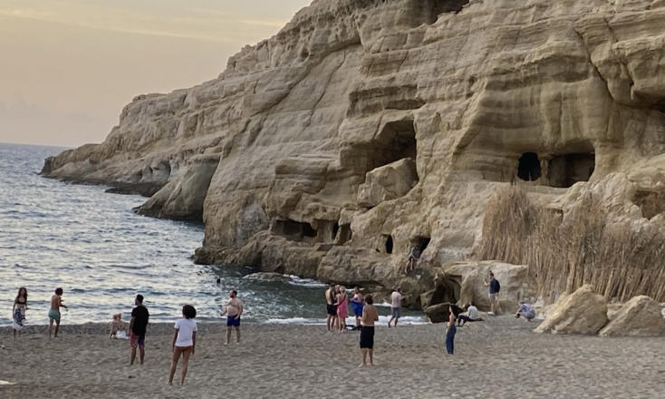 «Η παραλία»: Η αγαπημένη δραματική σειρά επιστρέφει στην ΕΡΤ1 με φόντο την Κρήτη του 1975